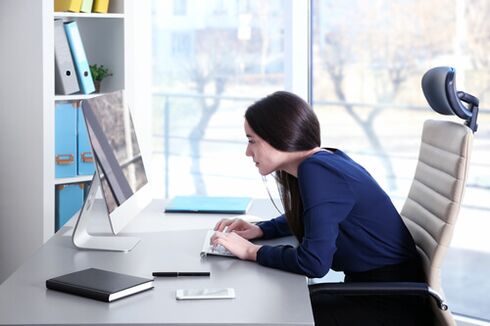 Per evitare il mal di schiena durante il lavoro d'ufficio sedentario, è necessario fare delle pause